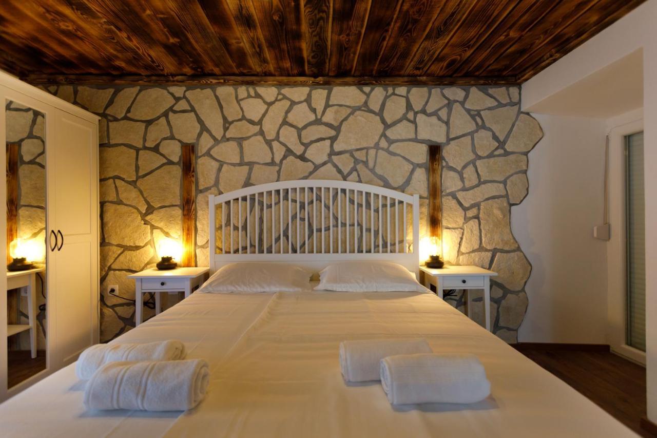 Rustic Apartment Evelin Krk Town Esterno foto