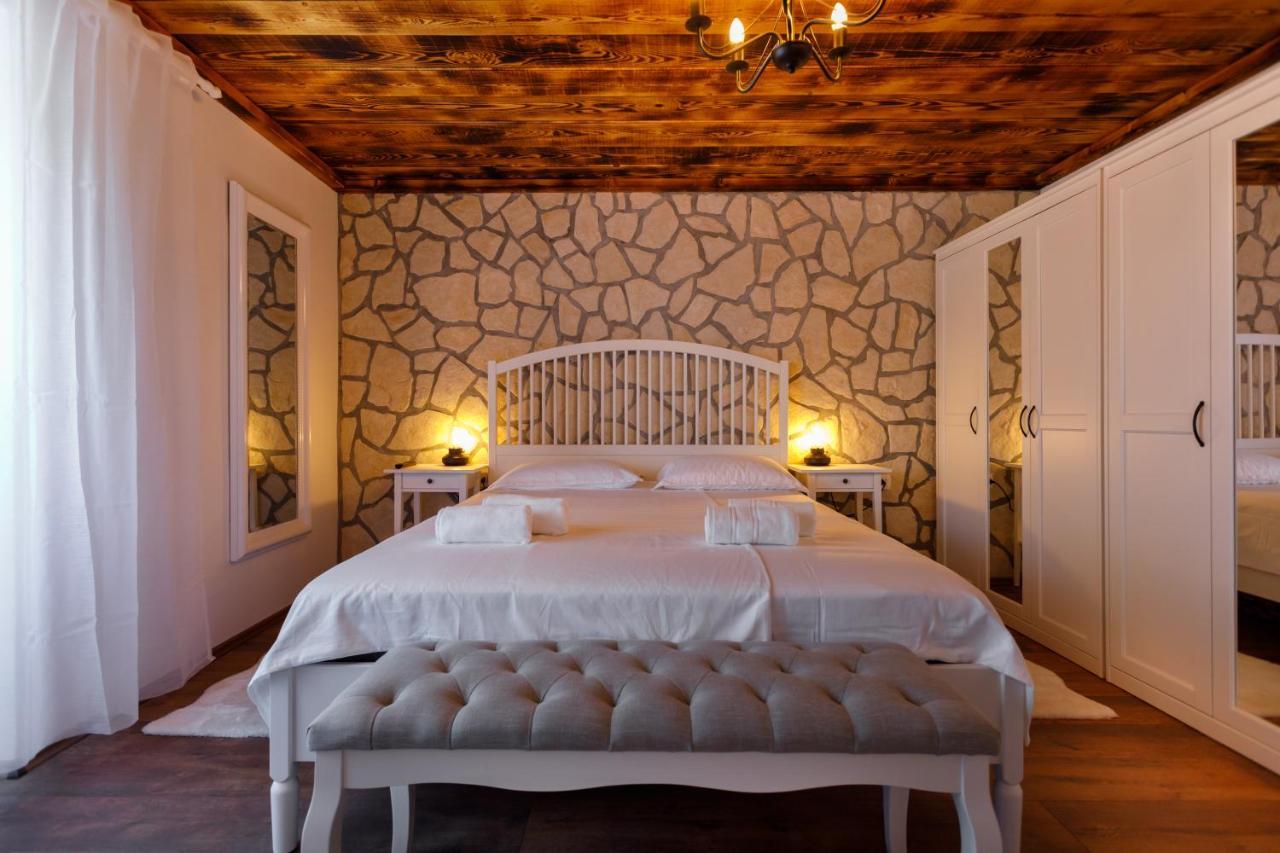 Rustic Apartment Evelin Krk Town Esterno foto