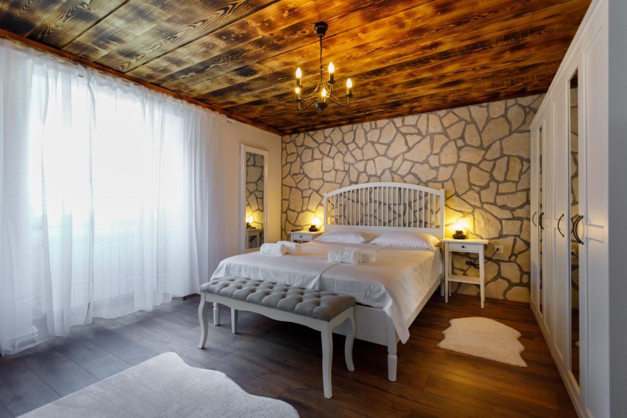 Rustic Apartment Evelin Krk Town Esterno foto