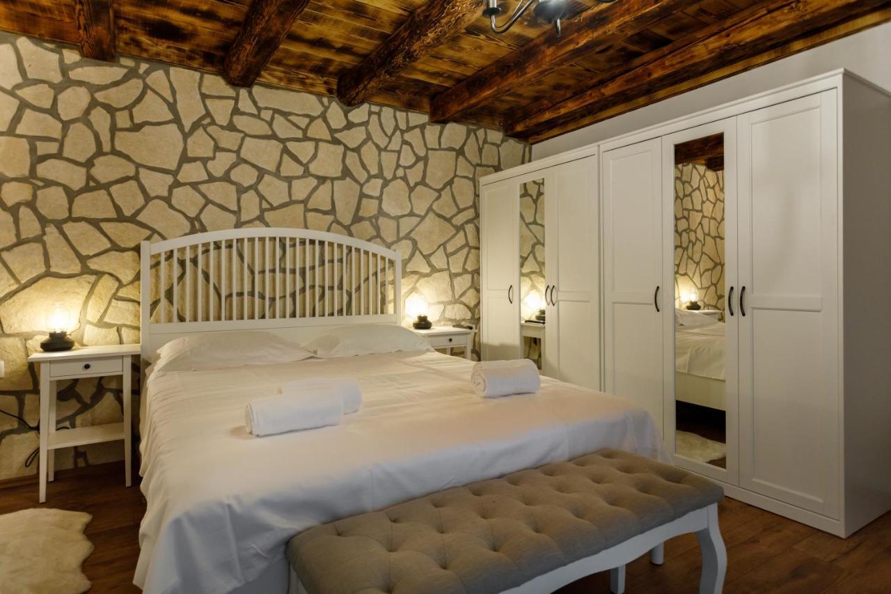 Rustic Apartment Evelin Krk Town Esterno foto
